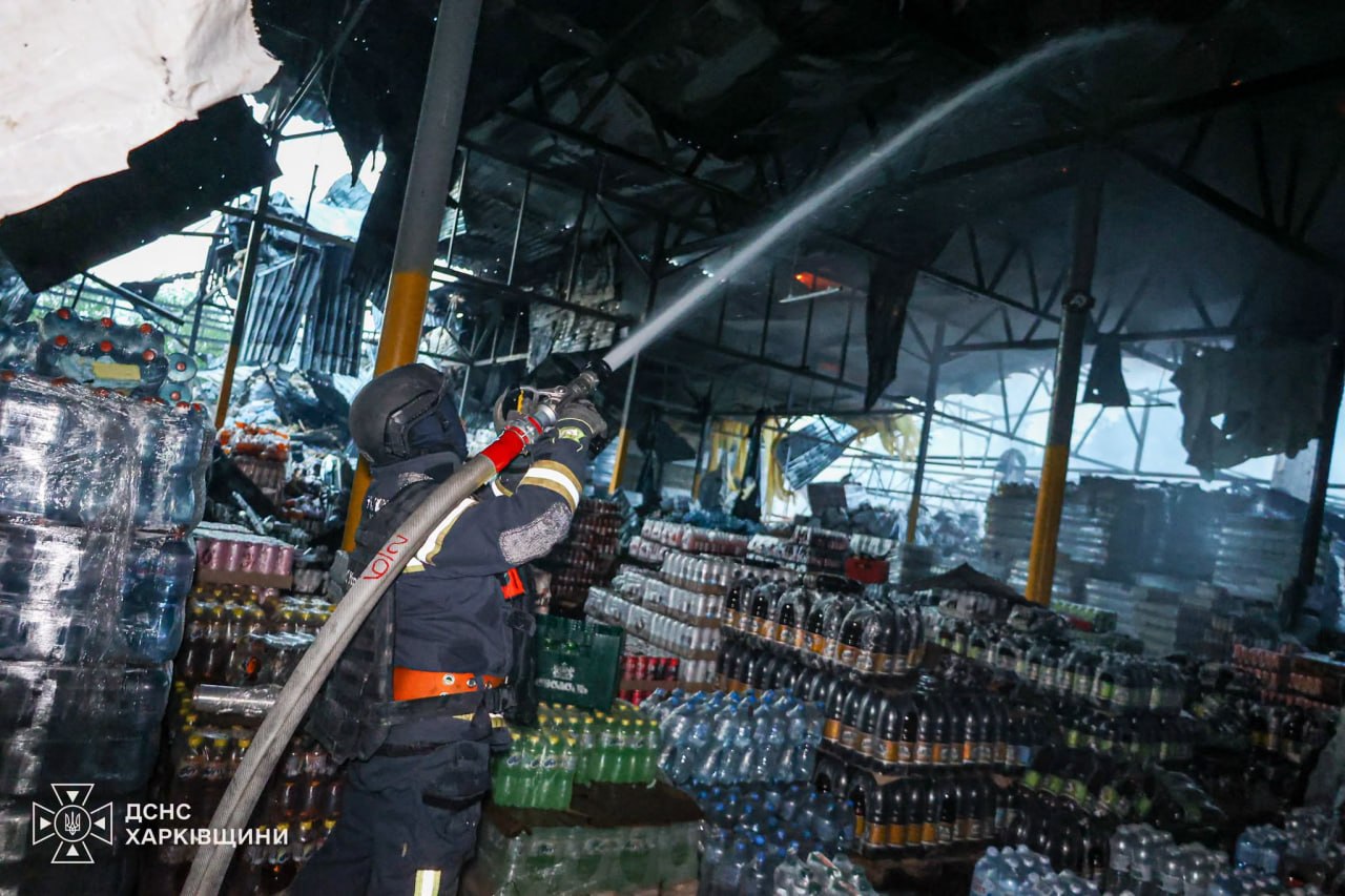 У Дергачах ліквідували масштабну пожежу після ворожого удару